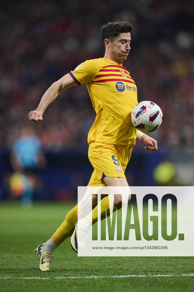 LaLiga EA Sports, Atletico de Madrid v FC Barcelona, Barca MADRID, SPAIN - MARCH 17: Robert Lewandowski Centre-Forward of FC Barcelona controls the ball during the LaLiga EA Sports match between Club Atletico de Madrid and FC Barcelona at Civitas Metropolitano Stadium on March 17, 2024 in Madrid, Spain. (Photo By Francisco Macia Photo Players Images) Madrid Civitas Metropolitano Stadium Madrid Spain