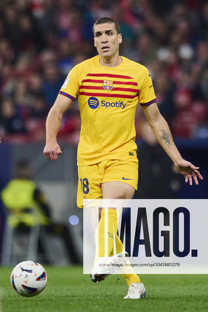 LaLiga EA Sports, Atletico de Madrid v FC Barcelona, Barca MADRID, SPAIN - MARCH 17: Oriol Romeu Defensive Midfield of FC Barcelona passes the ball during the LaLiga EA Sports match between Club Atletico de Madrid and FC Barcelona at Civitas Metropolitano Stadium on March 17, 2024 in Madrid, Spain. (Photo By Francisco Macia Photo Players Images) Madrid Civitas Metropolitano Stadium Madrid Spain