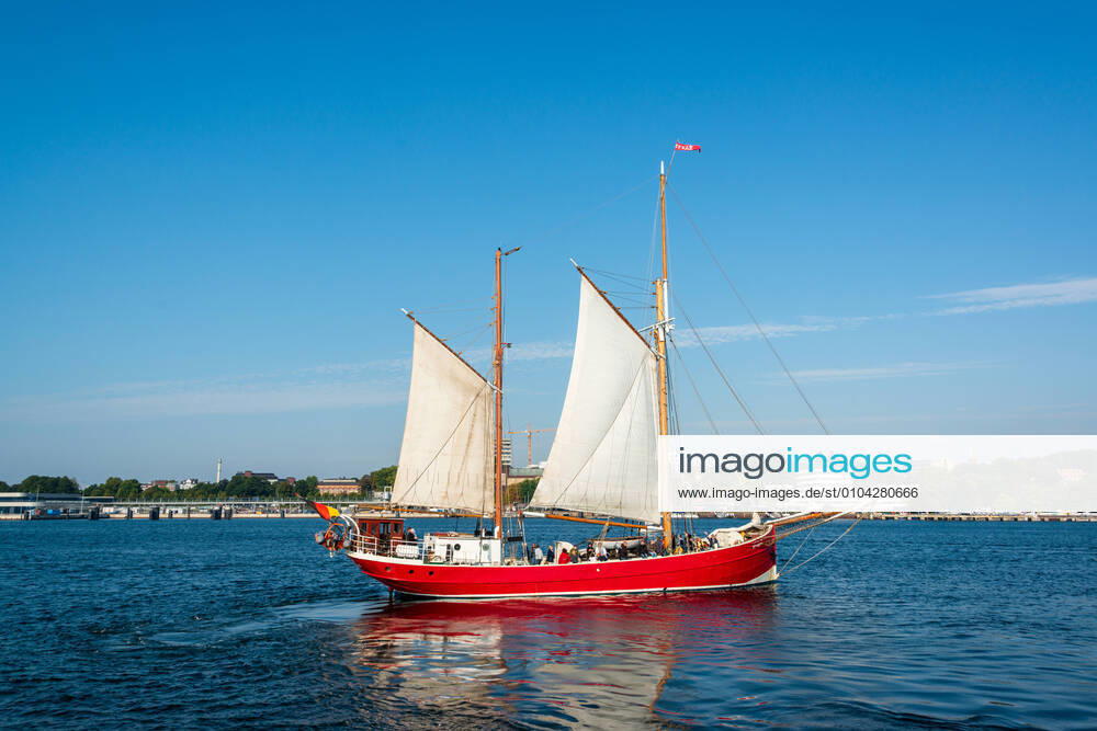 Auf der Kieler Förde fand heute zur Kieler Woche 2020 die traditionelle Windjammerparade in veränderter, kleinerer Form statt. Neben den sechs klassischen Segel-Oldtimern als Führungsschiffe, begleiteten weitere Traditionssegler die Parade. Zusätzlich durften in diesem Jahr private Booteigener mit ihren Segelschiffen teilnehmen. Alle hissten die diesjährige Kieler-Woche-Flagge