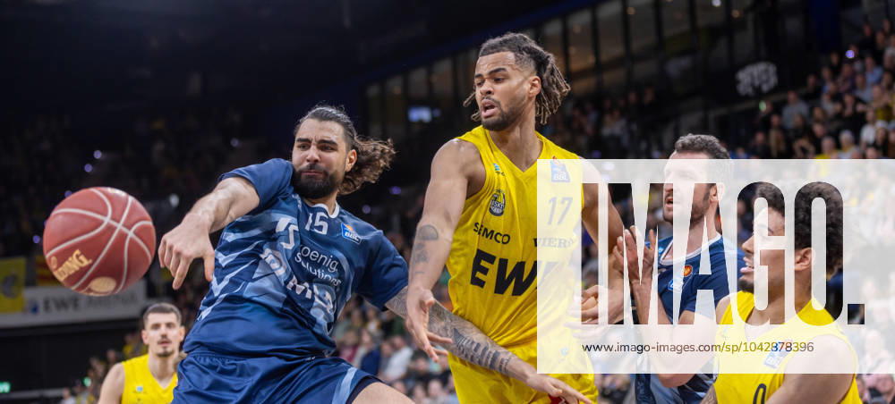 Oldenburg, Niedersachsen, DEU, 23.03.2024, Marcel Keßen (links, MLP Academics Heidelberg), Norris Agbakoko (EWE Baskets Oldenburg), Paul Zipser (MLP Academics Heidelberg) und Len Schoormann (rechts, EWE Baskets Oldenburg), EWE Baskets Oldenburg vs. MLP Academics Heidelberg. 1. Basketball-Bundesliga Saison 2023 2024, 25. Spieltag, Grosse EWE Arena. EWE Baskets Oldenburg vs. MLP Academics Heidelberg