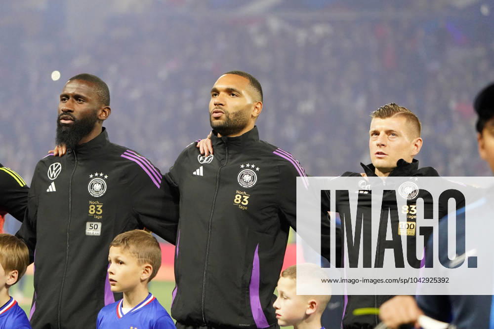 Fussball, Freundschaftsspiel, Länderspiel, Testspiel, Frankreich-Deutschland, 23.03.2024, Groupama Stadium Lyon Antonio Rüdiger, Jonathan Tah Tony Kroos, alle Deutschland, Nartionalhymne singen