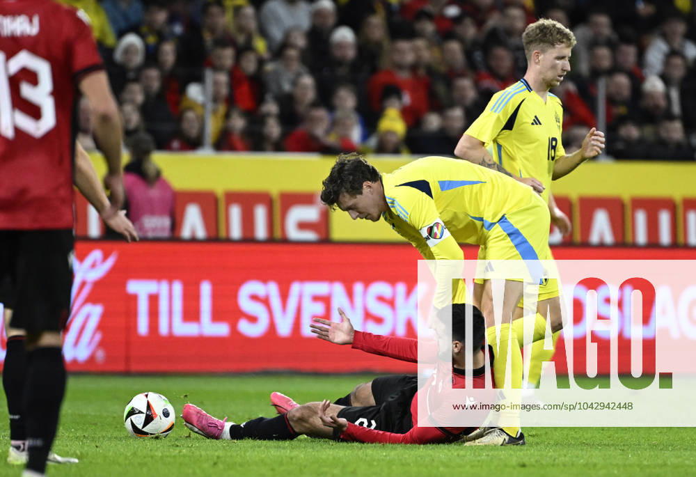 STOCKHOLM , SVERIGE 20240325 Sveriges Victor Nilsson Lindelöf (th) och Albaniens Armando Broja under mandagens landskamp i fotboll mellan Sverige och Albanien pa Friends Arena. STOCKHOLM SVERIGE