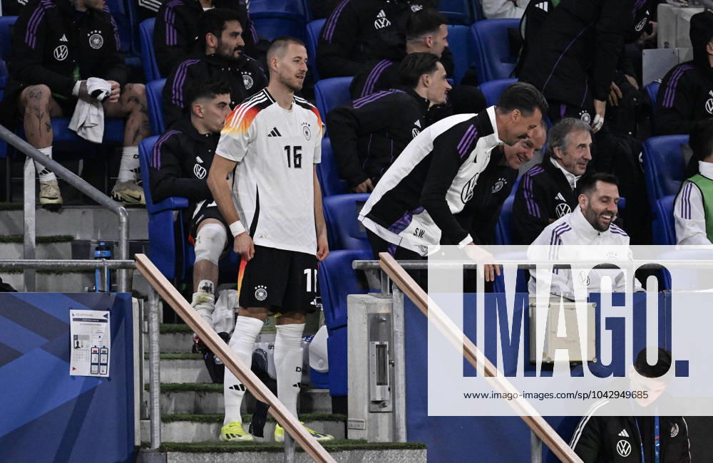 Testspiel in Lyon Frankreich - Deutschland 23.03.2023 Waldemar Anton (Deutschland) vor seiner Einwechslung