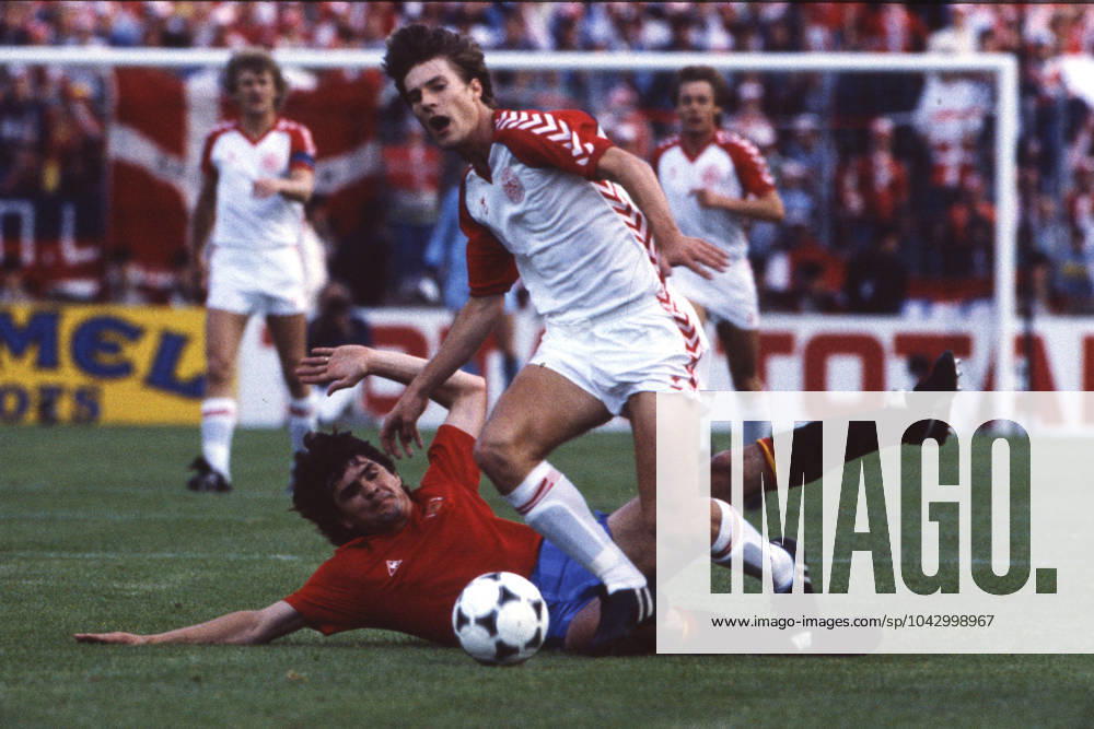 Jose CAMACHO (ESP) foult Michael LAUDRUP (DAN), Aktion, Zweikampf, Fussball Europameisterschaft EM EURO 1984 in Frankreich, Halbfinale Spanien (ESP) - Daenemark (DAN) 1:1 (6:5 n.E). : 0 , am 24.06.1984 in Lyon Â