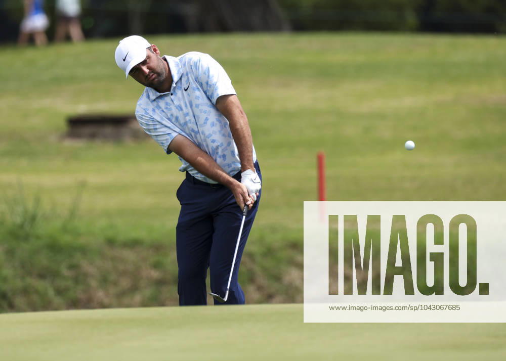 HOUSTON, TX - MARCH 29: Scottie Scheffler (USA) chips the ball on 1 green during Round 2 of the PGA, Golf Herren Texas Childrens Houston Open at Memorial Park Golf Course on March 29, 2024 in Houston, Texas. (Photo by Leslie Plaza Johnson Icon Sportswire) GOLF: NOV 10 PGA Cadence Bank Houston Open Icon2403290162