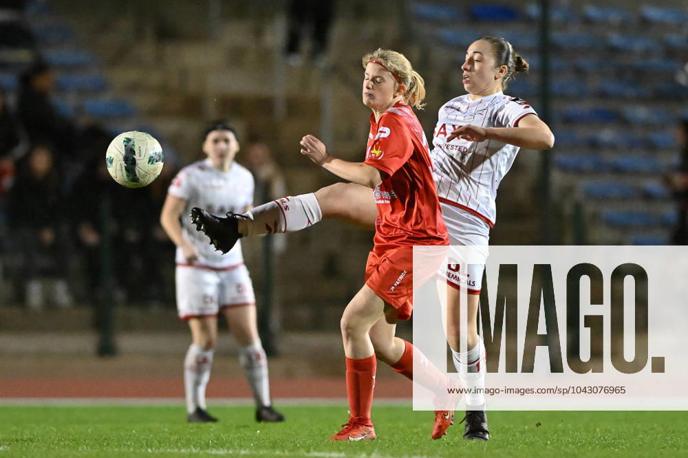 WOLUWE VS ZULTE WAREGEM Lena Hubaut (8) of Zulte-Waregem and Alexia Dooms (36) of Woluwe pictured during a female soccer game between FC Femina White Star Woluwe and SV Zulte Waregem on the 2nd matchday in Play off 2 of the 2023 - 2024 season of Belgian Lotto Womens Super League , Friday 29 March 2024 in Woluwe , BELGIUM . PHOTO SPORTPIX Dirk Vuylsteke Woluwe Stade Fallon Brussels BELGIUM