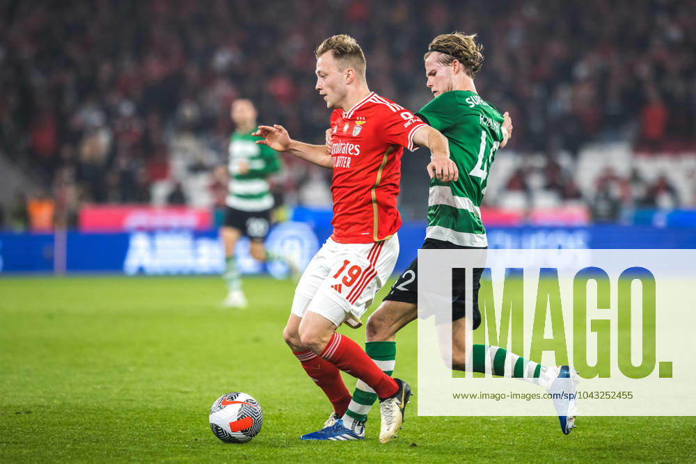 Casper Tengstedt of SL Benfica (L) with Morten Hjulmand of Sporting CP (R) in action during the Portuguese Cup Semi Final 2nd Leg match between SL Benfica and Sporting CP at Estadio da Luz. Lisbon Portugal - ZUMAs197 20240402_aaa_s197_133
