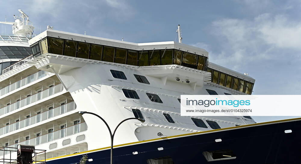 CORONAVIRUS COVID 19 CORONA-PANDEMIE CORONAVIRUS-ERKRANKUNG VIROLOGEN CORONA-INFEKTIONEN CORONA-ANSTECKUNG Kreuzfahrtschiffe in der Krise. Die MEYER WERFT in Papenburg,hat im Auftrag von Saga Cruises den Luxusliner SPIRIT OF ADVENTURE fertig gestellt. Das Kreuzfahrtschiff liegt nach einer Testfahrt seit dem 13.09.2020 im Hafen von Emden,es stehen noch mehr Testfahrten an.Um in Corona-Zeiten nicht zu viele Schaulustige anzulocken,war der Termin der Überführung nicht vorab bekanntgegeben worden,fotografiert am 13.09.2020 in Emden. Â