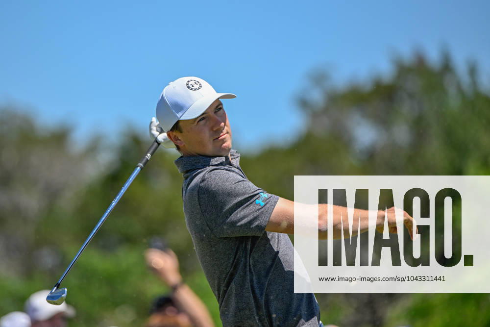 SAN ANTONIO, TX - APRIL 04: Jordan Spieth (USA) watches his tee shot on 3 during Rd1 of the Valero Texas Open at TPC San Antonio (Oaks Course) on April 4, 2024, in San Antonio, Texas. (Photo by Ken Murray Icon Sportswire) GOLF: APR 04 PGA, Golf Herren Valero Texas Open Icon2404040391