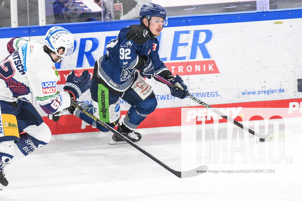 Straubing Tigers vs. Grizzlys Wolfsburg, Eishockey, Deutsche Eishockey Liga, Penny DEL, 3.Spieltag Playoffs Viertelfinale, Saison 2022 2023, 19.03.2023 Marcel Brandt (Straubing Tigers) an der Bande gegen Thomas Schemitsch (Eisbären Eisbaeren Berlin), Eishockey Herren, Deutsche Eishockey Liga, Penny DEL, PlayOffs Halbfinale, 4. Spieltag, Saison 2023 2024 am 07.04.2024 im Eisstadion am Pulverturm, Straubing Tigers (blau) gegen Eisbären Eisbaeren Berlin (weiss)