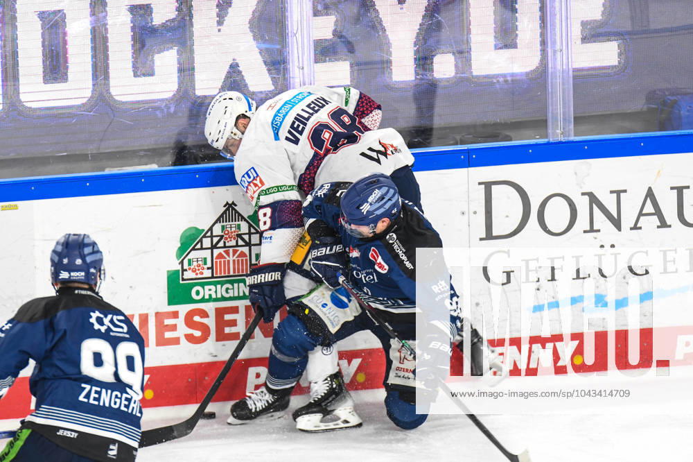 Straubing Tigers vs. Grizzlys Wolfsburg, Eishockey, Deutsche Eishockey Liga, Penny DEL, 3.Spieltag Playoffs Viertelfinale, Saison 2022 2023, 19.03.2023 Marcel Brandt (Straubing Tigers) an der Bande mit Yannick Veilleux (Eisbären Eisbaeren Berlin), Eishockey Herren, Deutsche Eishockey Liga, Penny DEL, PlayOffs Halbfinale, 4. Spieltag, Saison 2023 2024 am 07.04.2024 im Eisstadion am Pulverturm, Straubing Tigers (blau) gegen Eisbären Eisbaeren Berlin (weiss)