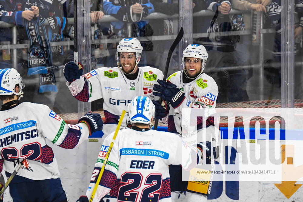 Straubing Tigers vs. Grizzlys Wolfsburg, Eishockey, Deutsche Eishockey Liga, Penny DEL, 3.Spieltag Playoffs Viertelfinale, Saison 2022 2023, 19.03.2023 Frederik Tiffels, Tobias Eder und Thomas Schemitsch (Eisbären Eisbaeren Berlin) bejubeln den Treffer, Eishockey Herren, Deutsche Eishockey Liga, Penny DEL, PlayOffs Halbfinale, 4. Spieltag, Saison 2023 2024 am 07.04.2024 im Eisstadion am Pulverturm, Straubing Tigers (blau) gegen Eisbären Eisbaeren Berlin (weiss)