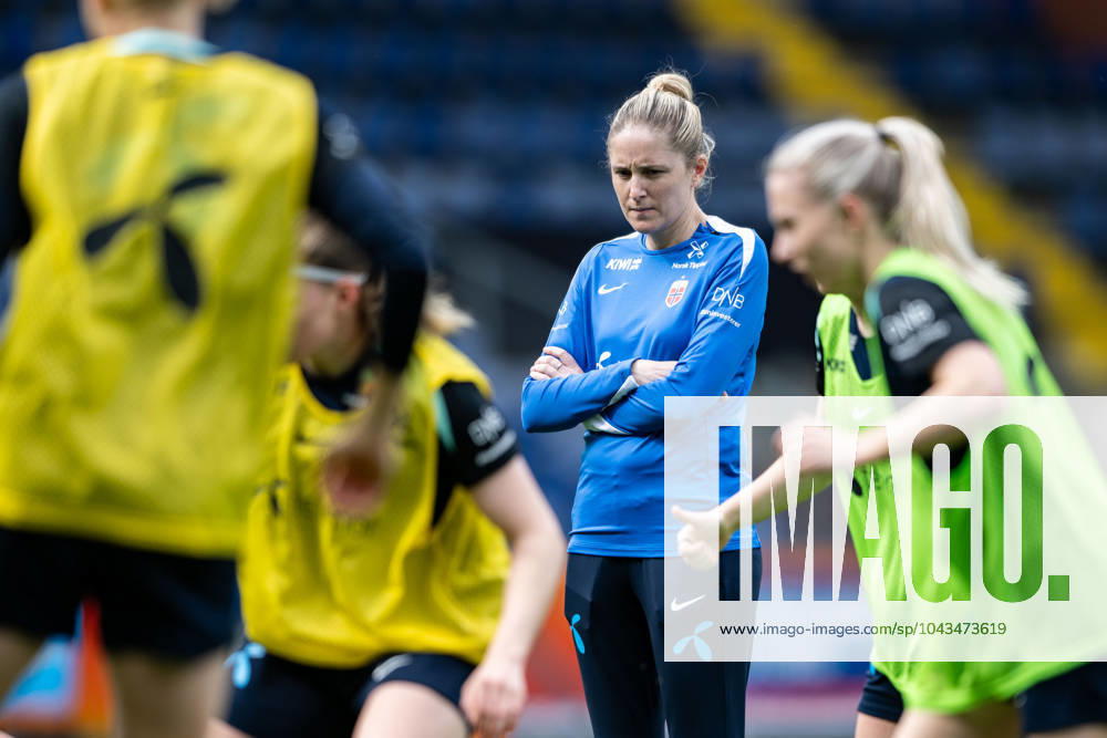 Head coach Gemma Grainger of the Norwegian women s national football team during a training session on April 8, 2024 in Breda. Photo: Emma Wallskog BILDBYRAN COP 320 EW0368 fotboll football soccer fotball em-kval kval uefa womens EURO Qualifier, EM, Europameisterschaft qualifier träning practice training norge norway dam bbeng