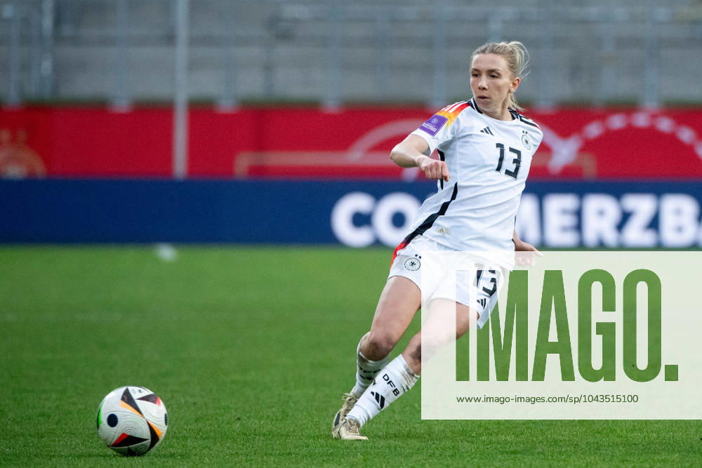 Elisa Senß (Deutschland, 13) am Ball, GER, Deutschland (GER) vs Island (ISL), UEFA Womens Qualifier Euro 2025, Nationalmannschaft, Liga A, Gruppe 4, 2. Spieltag, 09.04.2024 GER, Deutschland vs Island, UEFA Womens Qualifier Euro 2025, Nationalmannschaft, Liga A, Gruppe 4, 2. Spieltag, 09.04.2024 Aachen