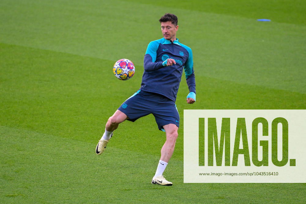 2024-04-09 FC Barcelona, Barca Training Session And press conference, PK, Pressekonferenz PARIS, FRANCE - APRIL 9: Robert Lewandowski of FC Barcelona during a training prior to the UEFA Champions League 2023 24 match between Paris Saint-Germain and FC Barcelona at Parc des Princes on April 9, 2024 in Paris, France. (Photo by Matthieu Mirville BSR Agency) Paris France Content not available for redistribution in The Netherlands directly or indirectly through any third parties.