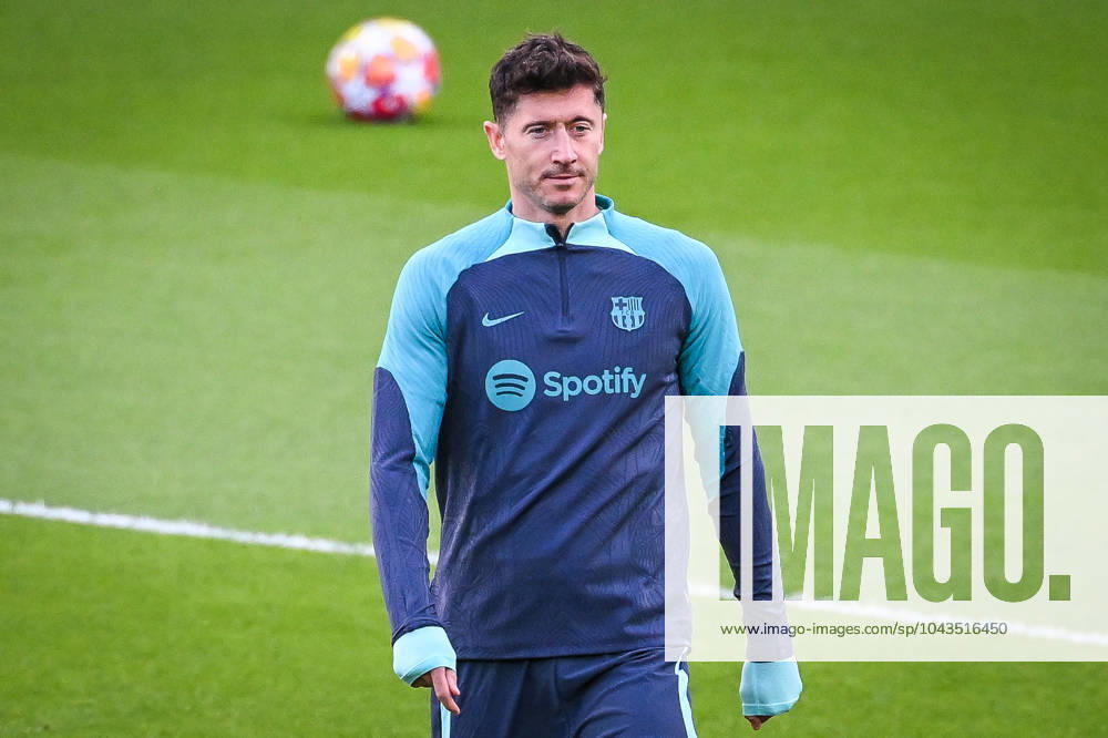 2024-04-09 FC Barcelona, Barca Training Session And press conference, PK, Pressekonferenz PARIS, FRANCE - APRIL 9: Robert Lewandowski of FC Barcelona during a training session prior to the UEFA Champions League 2023 24 match between Paris Saint-Germain and FC Barcelona at Parc des Princes on April 9, 2024 in Paris, France. (Photo by Matthieu Mirville BSR Agency) Paris France Content not available for redistribution in The Netherlands directly or indirectly through any third parties.