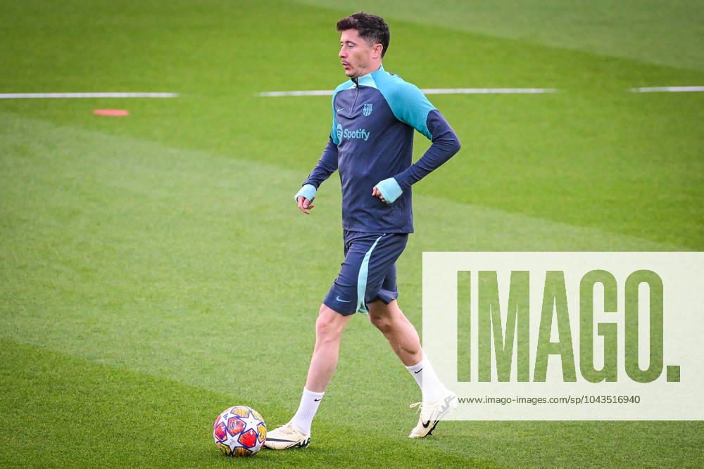 2024-04-09 FC Barcelona, Barca Training Session And press conference, PK, Pressekonferenz PARIS, FRANCE - APRIL 9: Robert Lewandowski of FC Barcelona during a training session prior to the UEFA Champions League 2023 24 match between Paris Saint-Germain and FC Barcelona at Parc des Princes on April 9, 2024 in Paris, France. (Photo by Matthieu Mirville BSR Agency) Paris France Content not available for redistribution in The Netherlands directly or indirectly through any third parties.