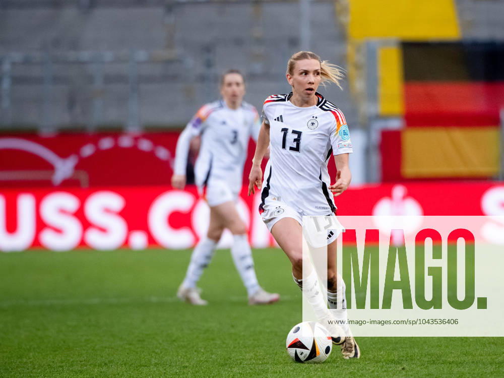Elisa Senß (Deutschland, 13) am Ball, GER, Deutschland (GER) vs Island (ISL), UEFA Womens Qualifier Euro 2025, Nationalmannschaft, Liga A, Gruppe 4, 2. Spieltag, 09.04.2024 GER, Deutschland vs Island, UEFA Womens Qualifier Euro 2025, Nationalmannschaft, Liga A, Gruppe 4, 2. Spieltag, 09.04.2024 Aachen