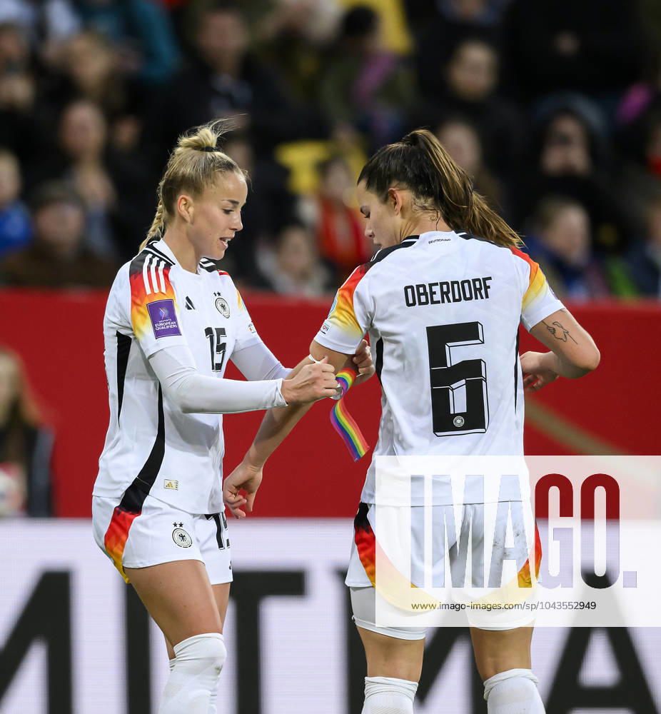 V.l. Giulia GWINN (GER) uebergibt die Kapitaensbinde an Lena OBERDORF (GER), die Binde ist in Regenbogenfarben Fussball EM-Qualifikation der Frauen 2.Spieltag, Deutschland (GER) - Island (ISL) 3:1, am 09.04.2024 in Aachen Deutschland. Â