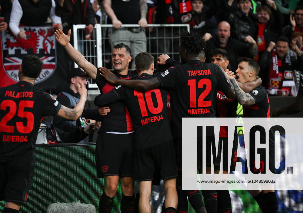 Jubel 1:0 v.li., Granit Xhaka (Bayer 04 Leverkusen), Florian Wirtz (Bayer 04 Leverkusen), Edmond Tapsoba (Bayer 04 Leverkusen), Jonas Hofmann (Bayer 04 Leverkusen), verd., Piero Hincapie (Bayer 04 Leverkusen), Alejandro Grimaldo (Bayer 04 Leverkusen) 11.04.2024, Fussball Europa League, Saison 2023 2024, Viertelfinale Hinspiel, Bayer 04 Leverkusen - West Ham United Leverkusen BayArena Nordrhein Westfalen Deutschland