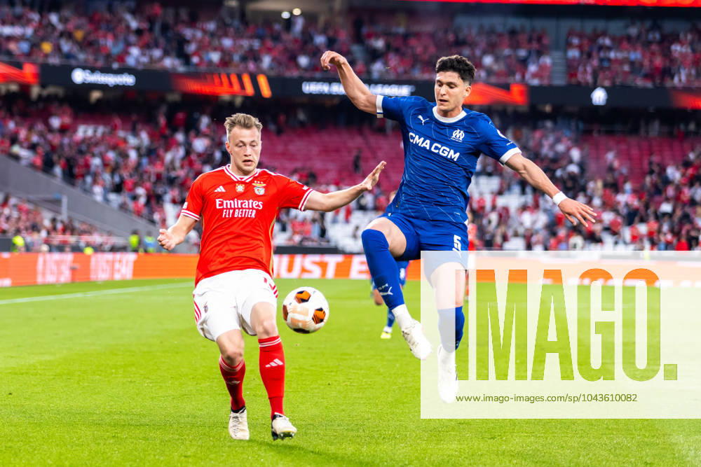Casper Tengstedt (L) of Benfica and Leonardo Balerdi (L) Of Marseille seen in action during the UEFA Europa League 2023 24 match between SL Benfica and Olympique de Marseille at Estadio do Lisboa e Benfica. Final score SL Benfica 2- 1 Olympique de Marseille. Lisbon Portugal - ZUMAs197 20240411_aaa_s197_475
