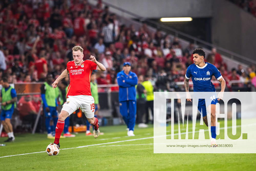 Casper Tengstedt of SL Benfica (L) with Luis Henrique of Olympique de Marseille (R) in action during the UEFA Europa League quarterfinal first leg match between SL Benfica and Olympique de Marseille at Estadio da Luz in Lisbon. Lisbon Portugal - ZUMAs197 20240411_aaa_s197_548