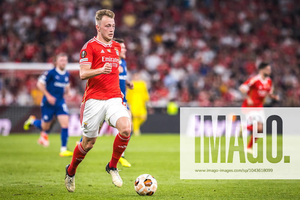 Casper Tengstedt of SL Benfica in action during the UEFA Europa League quarterfinal first leg match between SL Benfica and Olympique de Marseille at Estadio da Luz in Lisbon. Lisbon Portugal - ZUMAs197 20240411_aaa_s197_553