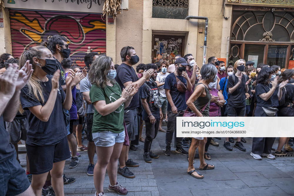 A group of neighbours and pro-housing activists block the door of number 95 del Carmen street, preventing the passage of the judicial commission that intends to evict the occupants of a house..Neighbours and neighbourhood social entities organised to stop the execution of eviction orders for homes in Barcelona with the City Council as mediators. 34 evictions were ordered by justice today in Barcelona during the resumption of judicial proceedings after the summer and the moratoriums derived from the Covid 19 crisis. Barcelona Spain - ZUMAs197 20200914_zab_s197_001