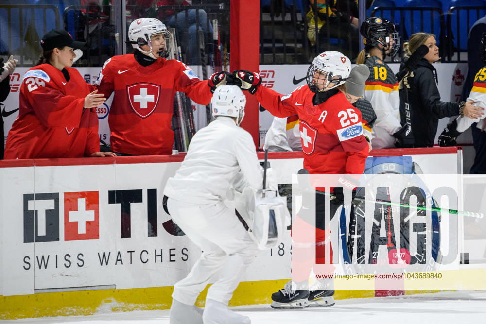 Alina Muller of Switzerland celebrates scoring 1-0 during the 2024 IIHF Women s World Championship, WM, Weltmeisterschaft placement game between Switzerland and Germany on April 13, 2024 in Utica. Photo: Aron Broman BILDBYRAN COP 341 AM0049 ishockey Ice hockey, Eishockey vm dam 2024 iihf womens world championship dam vm ishockey vm kval qualifying round qualification placement game switzerland schweiz tyskland women germany bbeng jubel