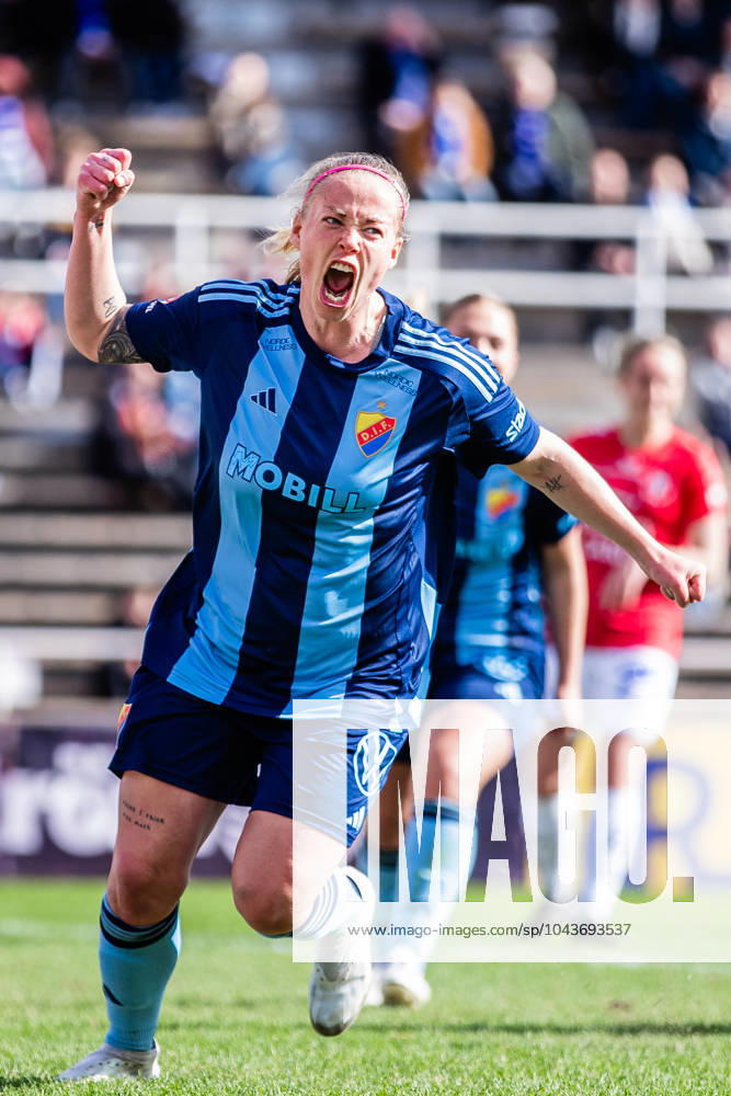 Djurgardens Sessy Asland jublar efter 1-0 under fotbollsmatchen i Damallsvenskan mellan Djurgarden och Trelleborg den 13 april 2024 i Stockholm.
