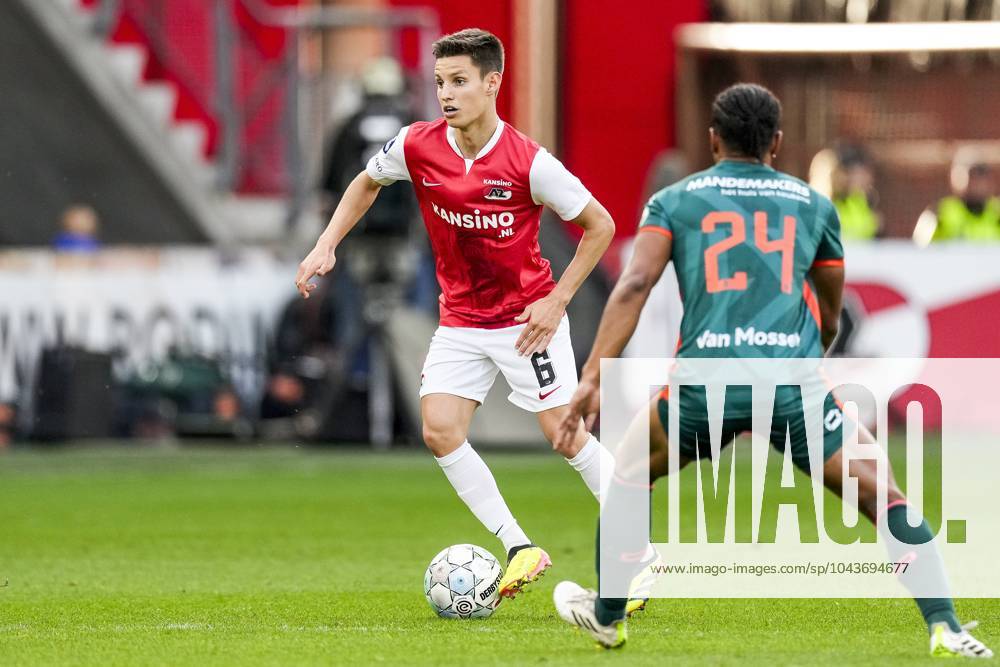 ALKMAAR - (l-r) Tiago Dantas of AZ Alkmaar, Godfried Roemeratoe of RKC Waalwijk during the Dutch Eredivisie match between AZ Alkmaar and RKC Waalwijk at the AFAS stadium on April 13, 2024 in Alkmaar, Netherlands. ANP ED VAN DE POL Dutch Eredivisie 2023 2024 ANPxSportx IVx 495911247 originalFilename: 495911247