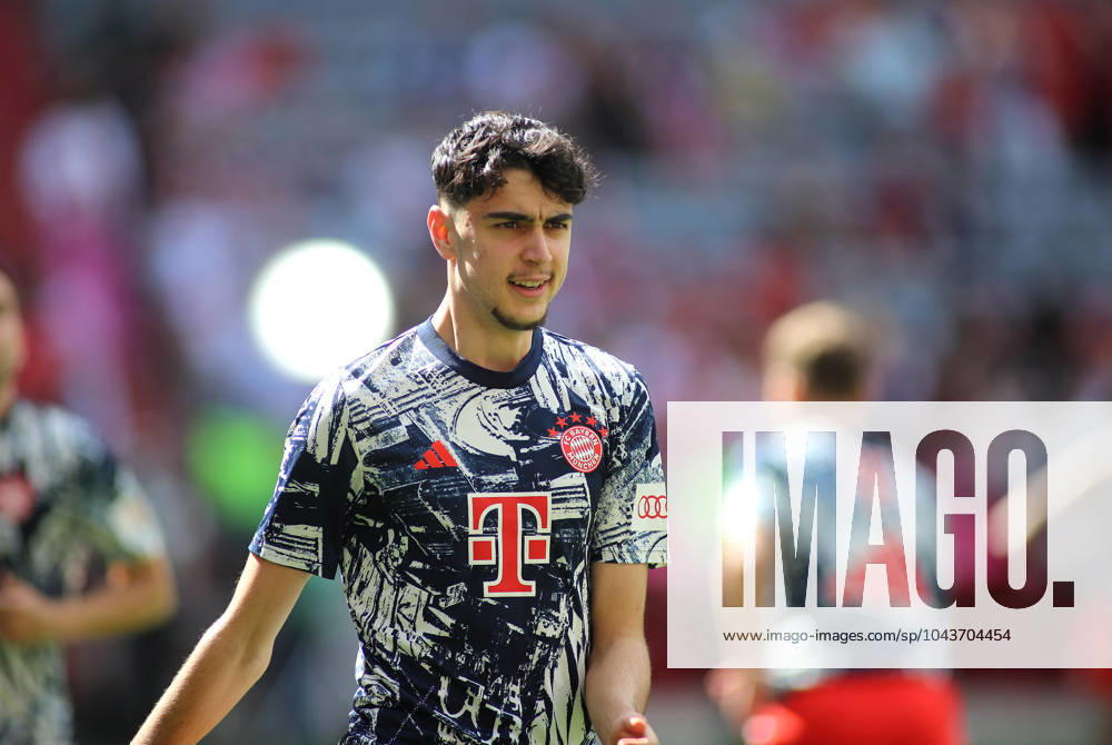 München, Deutschland 13. April 2024: Fussball, Herren, Bundesliga, Saison 2023 2024, FC Bayern München - 1.FC Köln, Allianz Arena Aleksandar Pavlovic (FC Bayern München) Kopf, Oberkörper, hier beim Aufwärmen DFB, DFL regulations prohibit any use of photographs as image sequences and or quasi-video