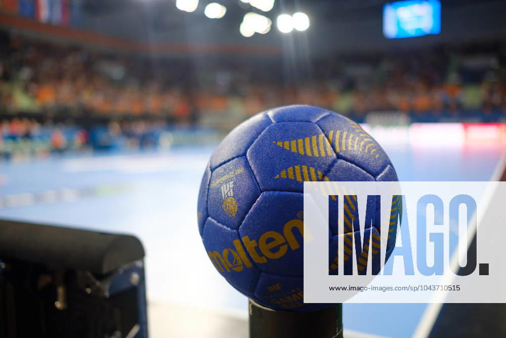 Spielball von Molten mit IHF Logo vor dem Spiel Deutschland gegen Montenegro beim Olympia-Qualifikationsturnier 2024 in der Arena in Neu-Ulm, Germany. (Sven Beyrich SPP)