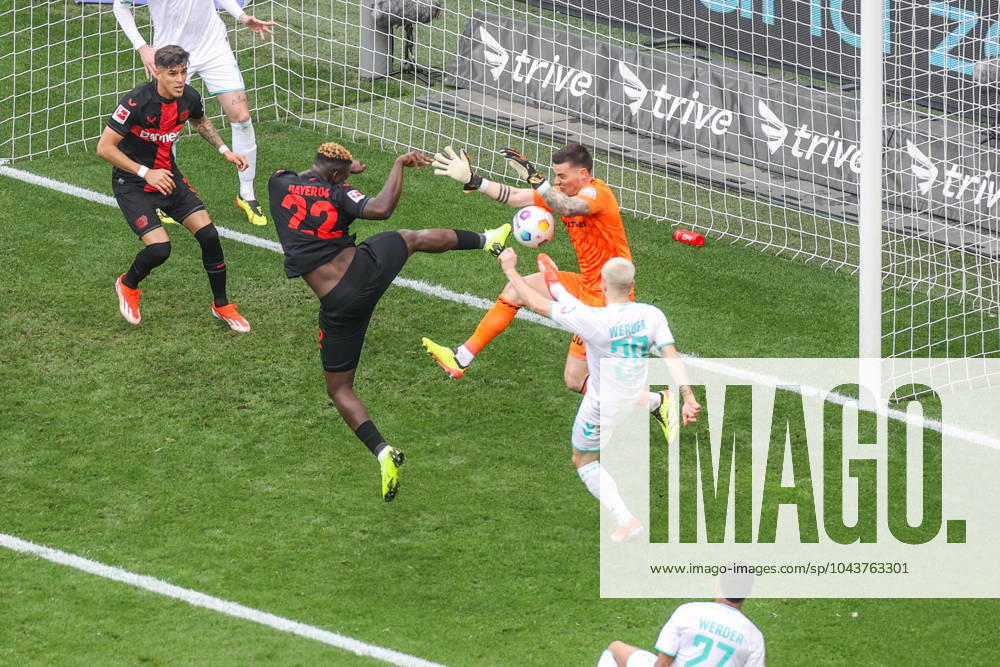 Fussball, 2. Bundesliga, 29. Spieltag, Saison 2023 2024, Bayer Leverkusen - Werder Bremen, v. l. Victor Boniface (Bayer Leverkusen), Torwart Michael Zetterer (SV Werder Bremen), Romano Schmid (SV Werder Bremen) Leverkusen BayArena NRW Deutschland xRHR-FOTO TRx