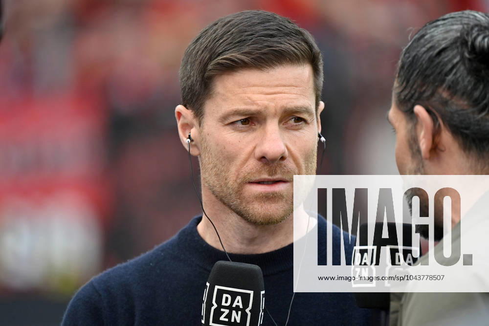 Fussball 1.Bundesliga, Bayer 04 Leverkusen - SV Werder Bremen, v.l. Trainer Xabi Alonso (Bayer Leverkusen) DAZN Leverkusen