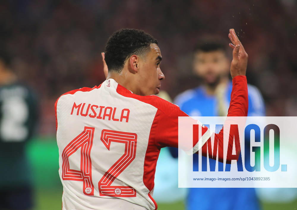 München, Deutschland 17. April 2024: Fussball, Herren, Champions League, Saison 2023 2024, Viertelfinale Rückspiel, FC Bayern München - FC Arsenal, Allianz Arena Jamal Musiala (FC Bayern München) Rückansicht, Nummer , 42, reisst die Arme hoch