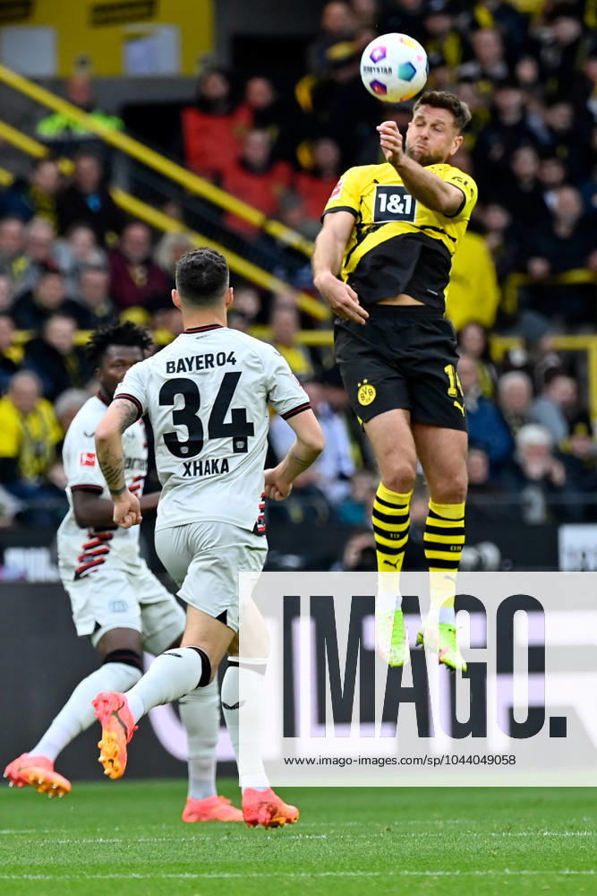 Fussball 1.Bundesliga, Borussia Dortmund - Bayer 04 Leverkusen, v.l. Granit Xhaka (Bayer Leverkusen) Niclas Füllkrug (Borussia Dortmund) Zweikampf, Aktion, action, battle for the ball Dortmund