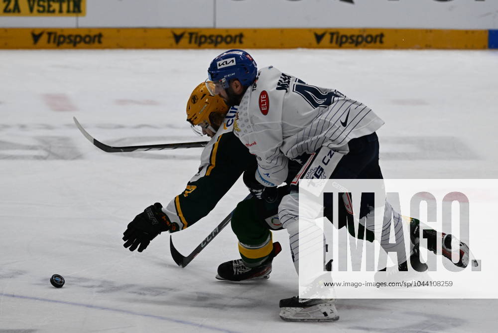 Baraz o hokejovou extraligu - 4. zapas: VHK Robe Vsetin - Rytiri Kladno, 22. dubna 2024, Brno. Zleva Ondrej Machala ze Vsetina a Antonin Melka z Kladna. (CTKxPhoto VaclavxSalek) CTKPhotoP2024042206091 CTKPhotoP2024042206091