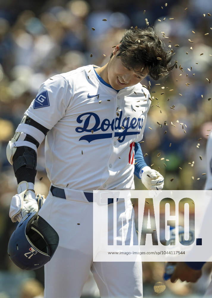 Los Angeles Dodger SHOHEI OHTANI, 29, gets showered with sunflower seeds after hitting his 176th MLB, Baseball Herren, USA home run off New York Mets right-hander A. Houser in the third inning of the Dodgers 10-0 win over the New York Mets. Ohtani celebrated becoming the Japanese-born player with the most home runs in major league history. MLB 2024: Dodgers 10:0 Mets: Ohtani Breaks HR Record - ZUMAh234 20240421_zsp_h234_004