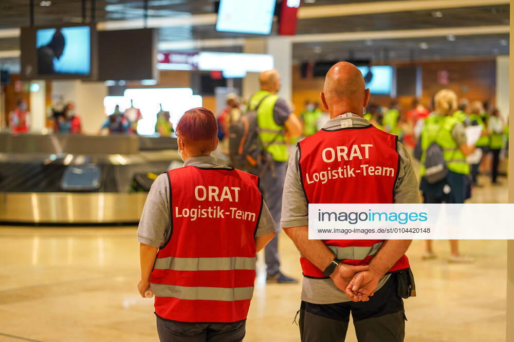 Flughafen BER, Testbetrieb mit Komparsen 15.09.2020,Schönefeld,Brandenburg,Deutschland,GER,Flughafen BER Berlin Brandenburg Willy Brandt.Probebetrieb.Komparsen simulieren den Flugbetrieb.Zwei Mitarbeiter vom ORAT Logistik-Team sind ebenfalls vor Ort.