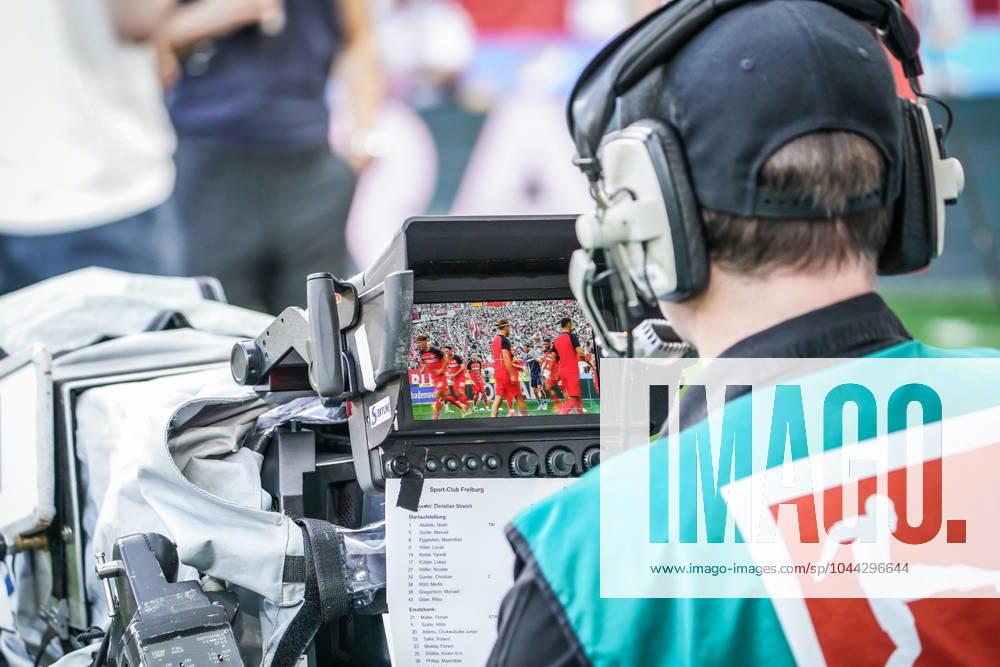 Symbolbild für Pay-TV, DAZN, SKY, Liveübertragung, Kamera, Fernsehsender, Fussballfernsehrechte, DFL, Bundesliga, Fernsehen, Liveübertragung, Bieterverfahren, Zahlungsschwierigkeiten - Archiv