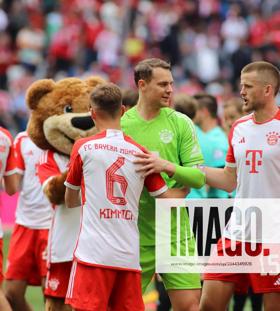 München, Deutschland 27. April 2024: Fussball, Herren, Bundesliga, Saison 2023 2024, FC Bayern München - Eintracht Frankfurt, Allianz Arena Joshua Kimmich (FC Bayern München) (li.) mit Manuel Neuer (FC Bayern München) (re.) Umarmung nach dem Spiel DFB, DFL regulations prohibit any use of photographs as image sequences and or quasi-video