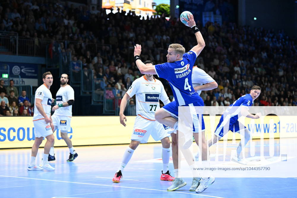 Ellidi Vidarsson (VfL Gummersbach 4) gegen Stefan Cavor (HSG Wetzlar 77) GER, Handball, VfL Gummersbach vs. HSG Wetzlar, 1. Bundesliga, Saison 2023 2024, 32. Spieltag, 27.04.2024 GER, Handball, VfL Gummersbach vs. HSG Wetzlar, 1. Bundesliga, Saison 2023 2024, 32. Spieltag, 27.04.2024 Gummersbach
