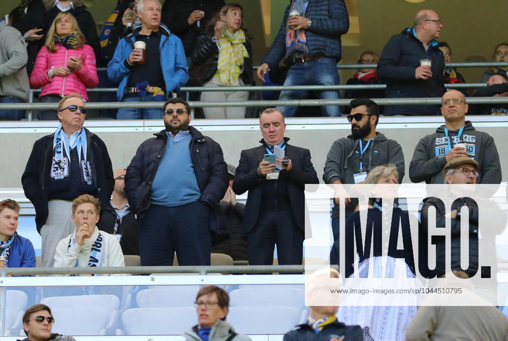 München, Deutschland 30 April 2017: Fussball, Herren, Saison 2016 2017, 2.Bundesliga, TSV 1860 München - Eintracht Braunschweig, Allianz Arena Hier im Bild Peter Cassalette, Ian Ayre mit Hasan Ismaik auf der Ehrentribüne, daneben Yahya Ismaik und Anthony Power (v.l.n.r.)