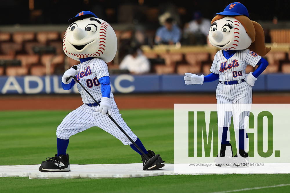 MLB, Baseball Herren, USA Chicago Cubs Vs New York Mets Mr. Met and Mrs. Met are entertaining fans before the baseball game between the Chicago Cubs and the New York Mets at Citi Field in New York City, NY, on April 30, 2024. New York City N.Y. United States