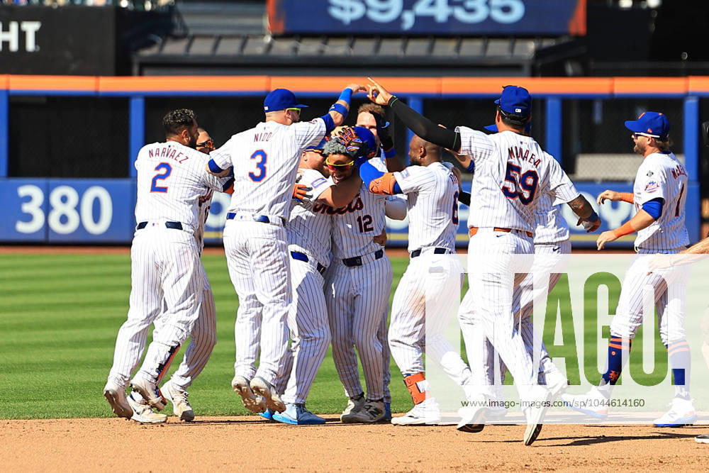 MLB, Baseball Herren, USA Chicago Cubs Vs New York Mets Francisco Lindor 12 of the New York Mets is being mobbed by his teammates after hitting a game-winning double during the eleventh inning of the baseball game against the Chicago Cubs at Citi Field in New York City, N.Y., on May 2, 2024. The Mets are winning 7-6. New York City N.Y. United States