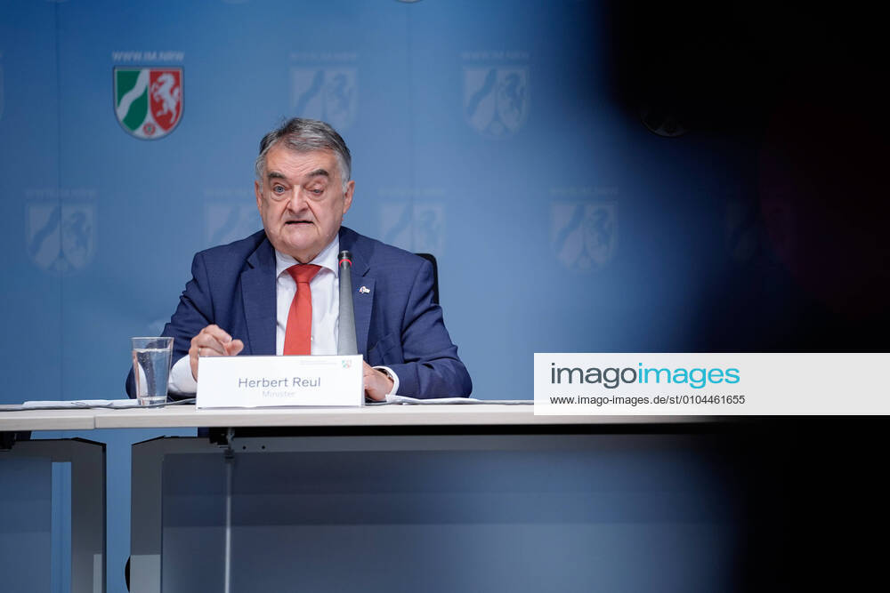 KW38 Innenminister von NRW bei seinem Pressestatement vom 16.09.2020 Aktuell, 16.09.2020, Duesseldorf, Innenminister von NRW Herbert Reul bei seinem Pressestatement zum Thema öRechtsextremismus in der Polizei am 16.09.2020 in der Staatskanzlei in Duesseldorf Duesseldorf Nordrhein-Westfalen Deutschland
