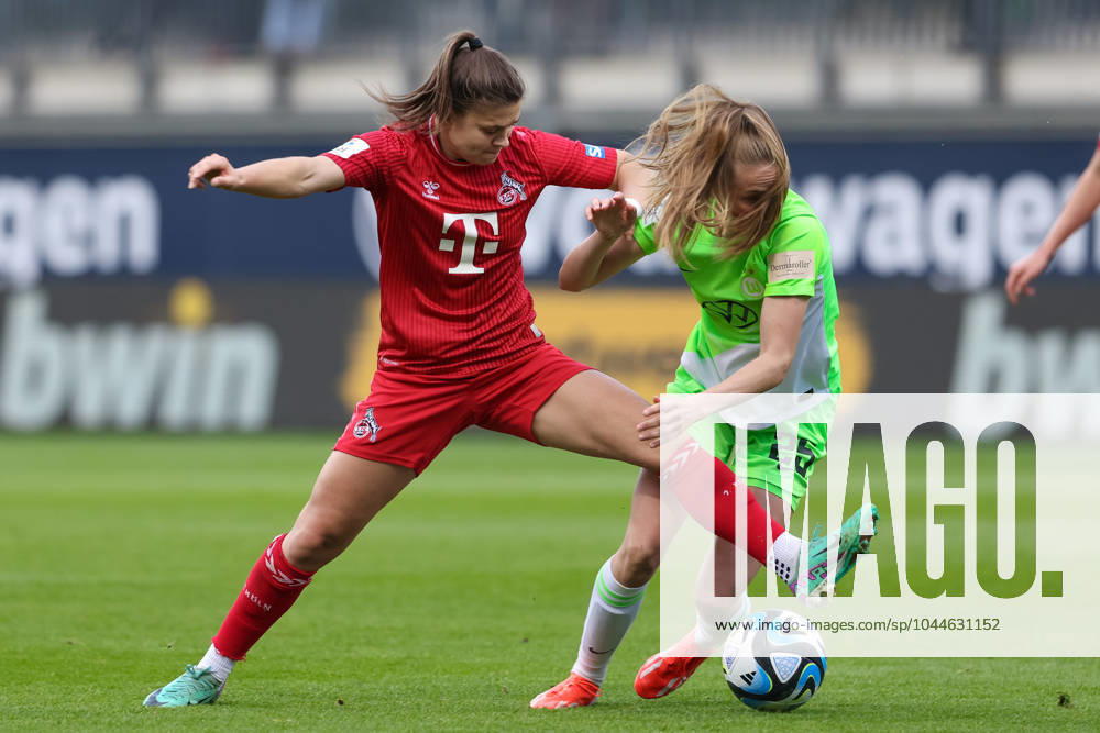 V.li.: Martyna Wiankowska (1. FC Köln, 26) und Vivien Endemann (VfL Wolfsburg, 25) im Zweikampf, Duell, Dynamik, Aktion, Action, Spielszene, DIE DFB-RICHTLINIEN UNTERSAGEN JEGLICHE NUTZUNG VON FOTOS ALS SEQUENZBILDER UND ODER VIDEOÄHNLICHE FOTOSTRECKEN. DFB REGULATIONS PROHIBIT ANY USE OF PHOTOGRAPHS AS IMAGE SEQUENCES AND OR QUASI-VIDEO., 03.05.2024, Wolfsburg (Deutschland), Fussball, Google Pixel Frauen-Bundesliga, VfL Wolfsburg - 1. FC Köln