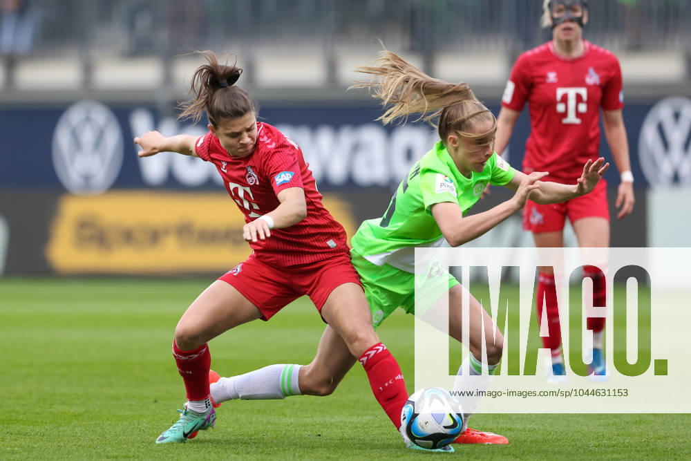V.li.: Martyna Wiankowska (1. FC Köln, 26) und Vivien Endemann (VfL Wolfsburg, 25) im Zweikampf, Duell, Dynamik, Aktion, Action, Spielszene, DIE DFB-RICHTLINIEN UNTERSAGEN JEGLICHE NUTZUNG VON FOTOS ALS SEQUENZBILDER UND ODER VIDEOÄHNLICHE FOTOSTRECKEN. DFB REGULATIONS PROHIBIT ANY USE OF PHOTOGRAPHS AS IMAGE SEQUENCES AND OR QUASI-VIDEO., 03.05.2024, Wolfsburg (Deutschland), Fussball, Google Pixel Frauen-Bundesliga, VfL Wolfsburg - 1. FC Köln