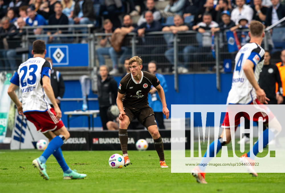 Fussball, Herren, Saison 2023 2024, 2. Bundesliga (32. Spieltag), Hamburger SV - FC St. Pauli, v.l. Jonas Meffert (HSV), Aljoscha Kemlein (FC St. Pauli), Sebastian Schonlau (HSV), 03.05. 2024,